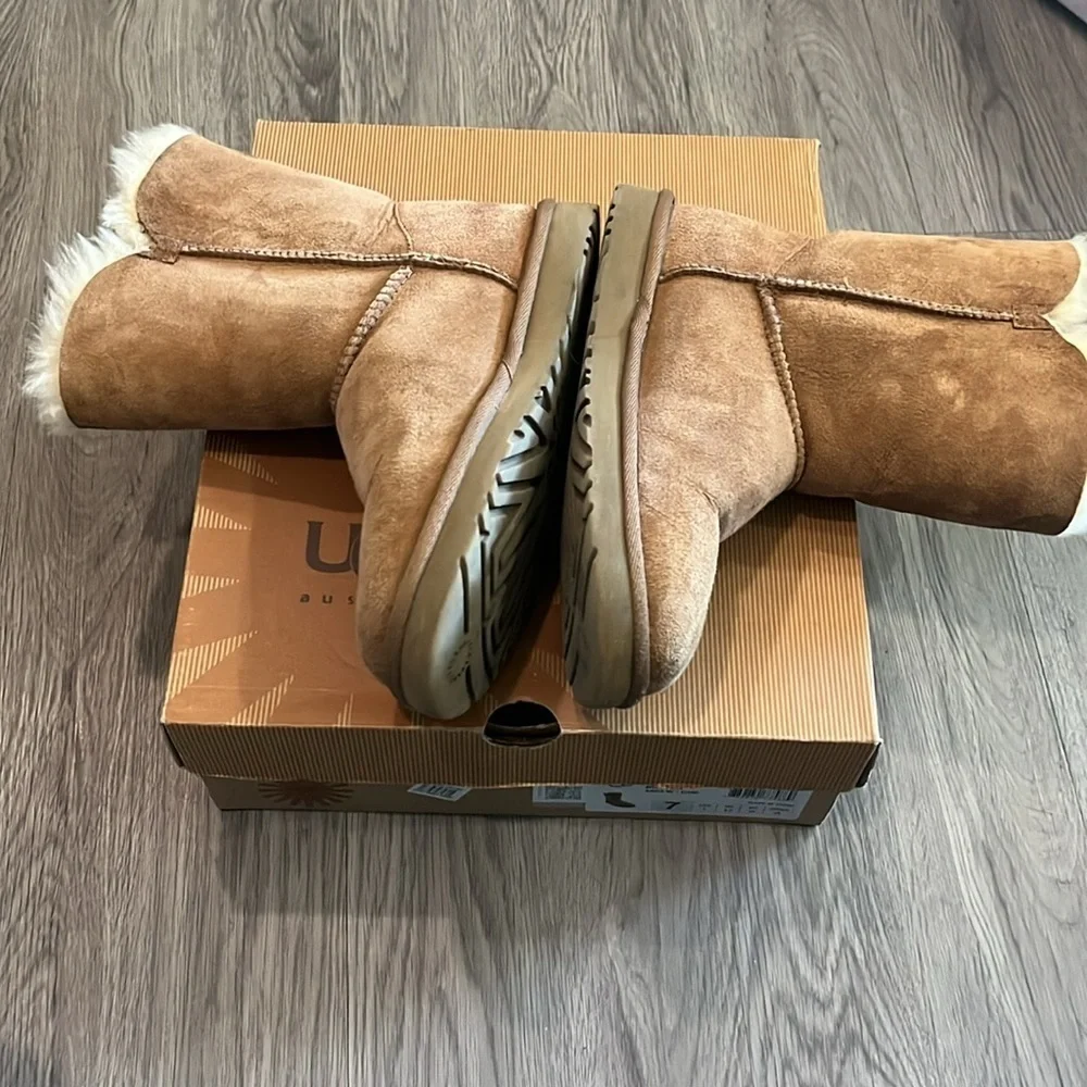 Women's Tan Shearling Boots by UGG💙A little  Discolor✅